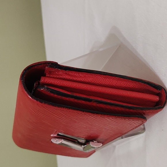 Louis Vuitton Twist Lock Wallet on a Chain - Picture 4 of 9